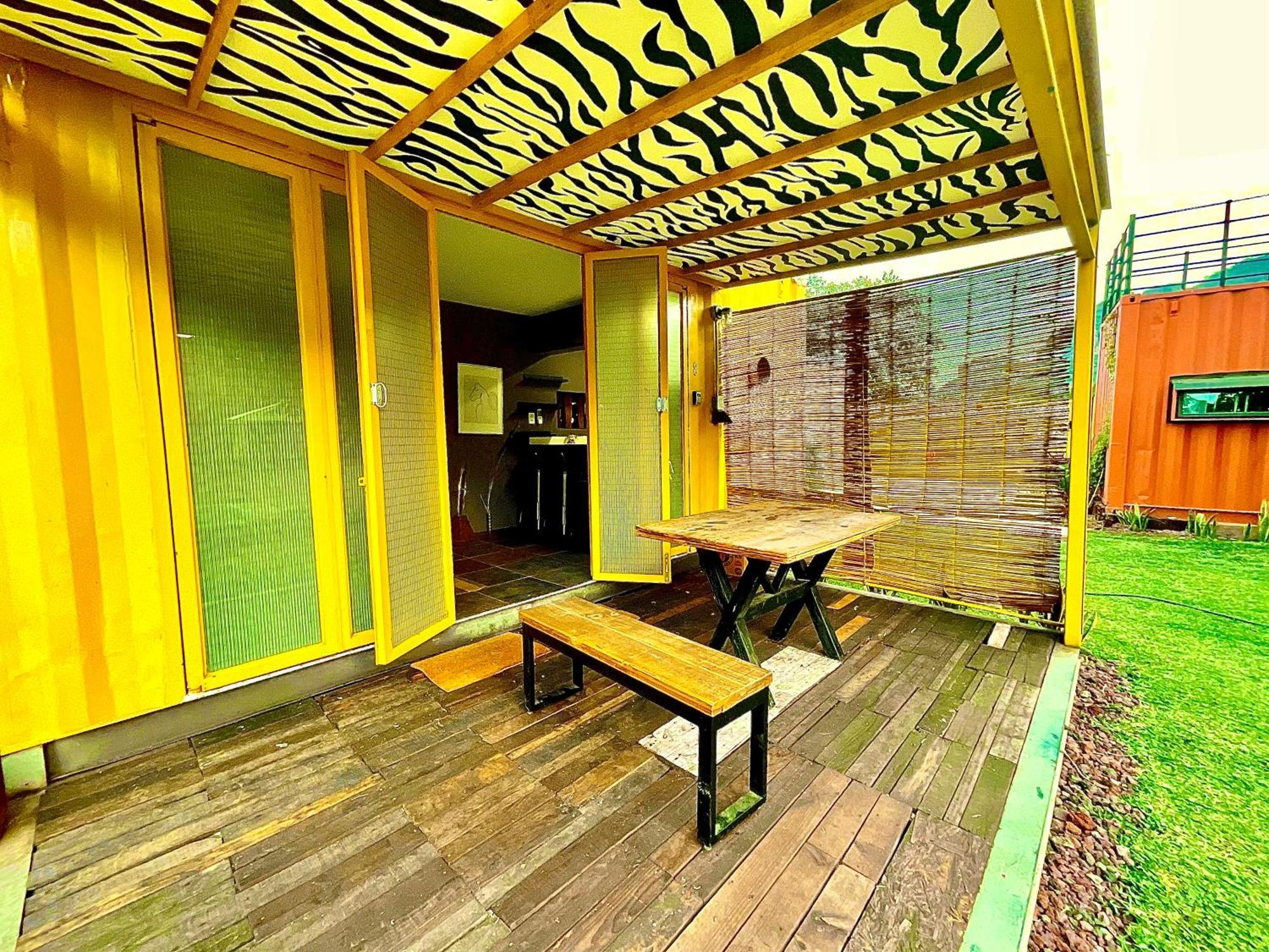 トゥライヤカパン Container Houseアパートホテル エクステリア 写真
